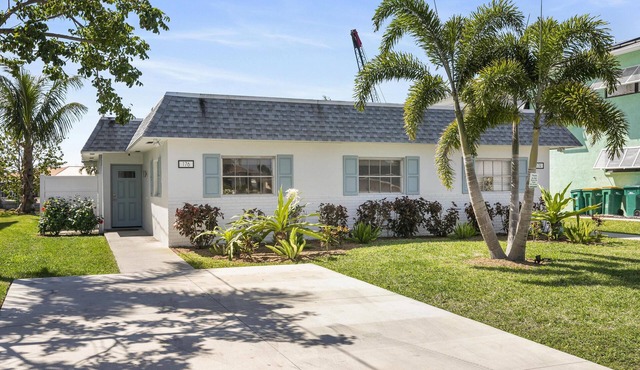 Seasonal Waterfront Retreat – 2 Bedroom Duplex on the Isles of Capri
