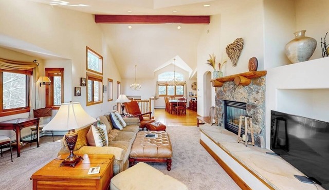 Secluded 3-level retreat with hot tub, W/D, & free shuttle to Arrowhead lift
