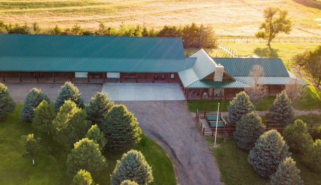 Secluded & Spacious Log Cabin Lodge Located in Western Nebraska - Pet-friendly! in Lodgepole