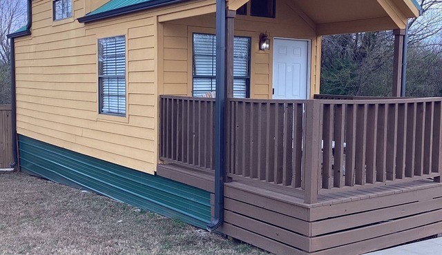 Secluded tiny cabin with hot tub on private acreage close to downtown Tulsa in Tulsa