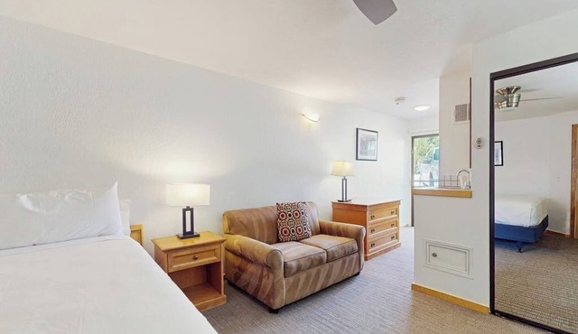 Second-floor room on Main St - pool & hot tub - walk to lifts, dog-friendly