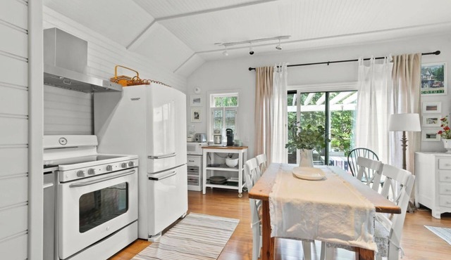 Serene Cape Cod Cottage. Walk to Beach, Harbor & Village. Bikes, Kayaks &more in Cotuit
