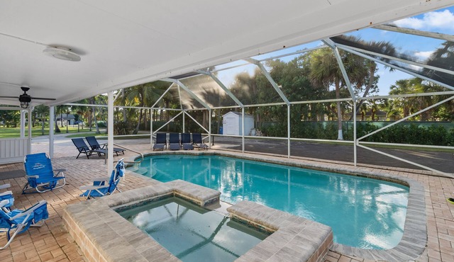 Serenity of West Palm Beach - 5 bed 4 bath Heated Pool and Hot Tub - 3 mi PBI
