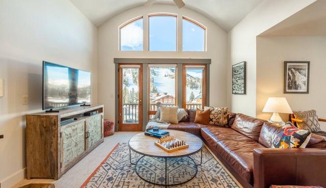 Ski-in/out Gorgeous Views, Heated Pool & Hot Tub