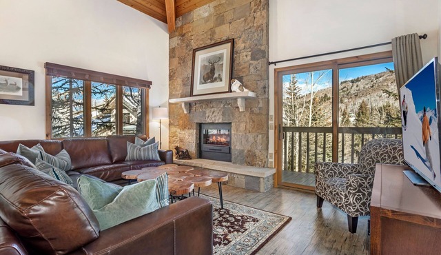 Ski-In/Out, Top Floor, Corner Unit, Short Walk to Village & Ski School, Hot Tub