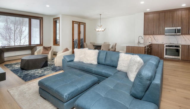Ski-In & Out Your Doorstep! Lovely Interior, Pool/Hot Tub!