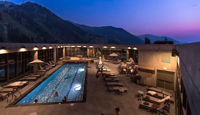SKI-IN/SKI-OUT CLIFF CLUB + AMENITIES, 2-BEDROOM HOT TUB SUITE