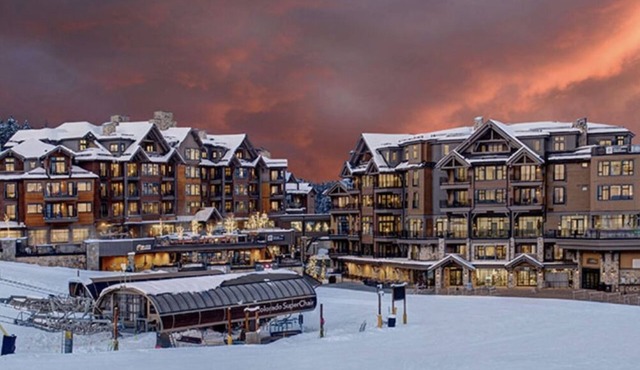 Ski in/Ski out. Grand Colorado Peak 8! One bedroom. Sleeps 4.