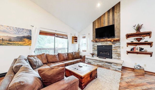 Ski straight to the lift—hot tub, pool & balcony for après-ski