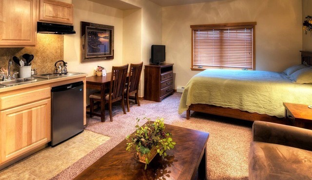 Sleeps 8, Spacious 2 bed 2 bath apartment in Ski-in/out resort.