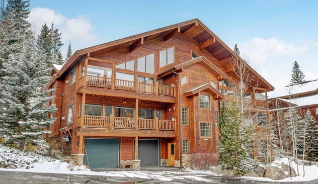 Slopeside Chalet 113D I Hot Tub I Great Views I Bunk Room I Work Station I Discounted Attractions