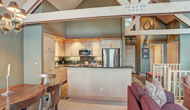 Slopeside Living - 3br 4ba At Pines Lodge 3 Bedroom Condo by RedAwning