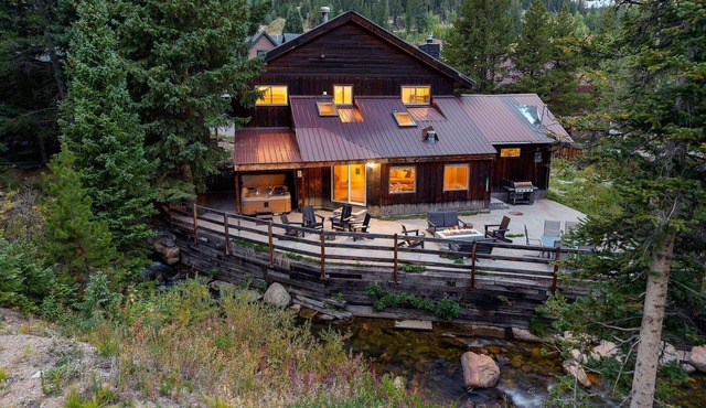 Slopeside River Front Chalet I HotTub I Firepit I Views I Game Room I Bunks I Discounted Attractions