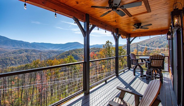 Smoky Mountain Views, Hot Tub & Arcade - 2 Miles to Downtown Gatlinburg in Gatlinburg