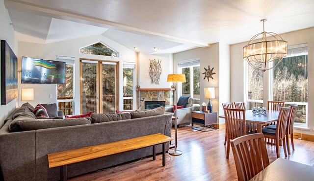 Snow Star Skylight - 3BD 3BA - Hot Tub, Gym, Walk to Ski! in Ketchum