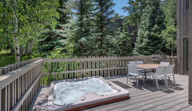 Soak Up Summer! Snowmass Retreat with Private Hot Tub
