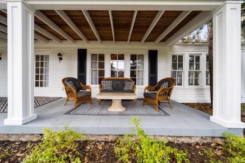 Southern Porch Life 4-B 2-Bath Pet Friendly