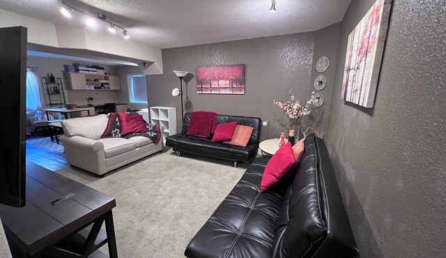 Spacious 1-bedroom near downtown Boulder, Hiking Trails, and CU Campus.