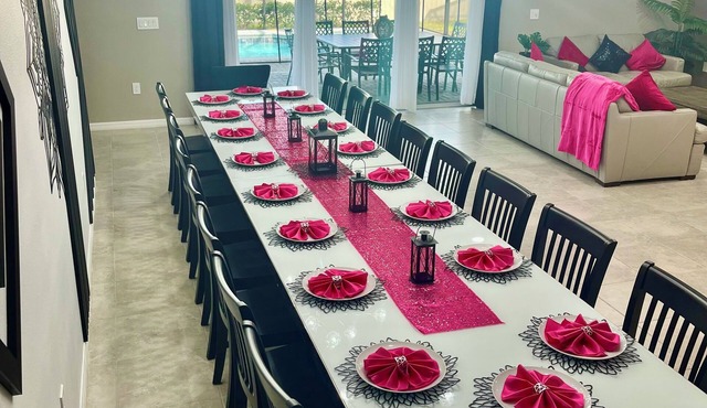 Spacious 10-Bedroom Family Retreat: Kid-Friendly Resort with Fun Amenities: in Davenport