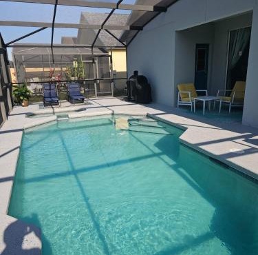 Spacious 2 en-suite BR, pool & spa retreat in Davenport