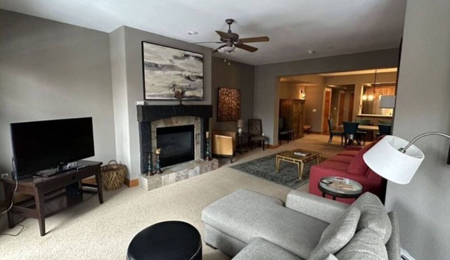 Spacious 2BR+Den Condo at Lodge Brookside