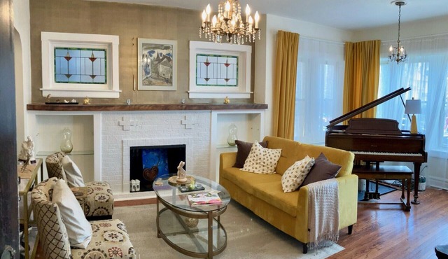 Spacious 2BR, this hidden gem combines vintage allure with urban flair! in Chicago
