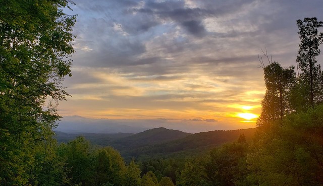 Spacious 3/3 Cabin - Mountain Views , HOT TUB, Game Room & Wi-Fi! in Murphy