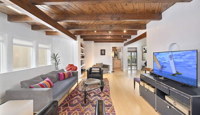 Spacious 3 bedroom, 2 bathroom luxury home; AC; 1 mile to historic Canyon Road in Santa Fe