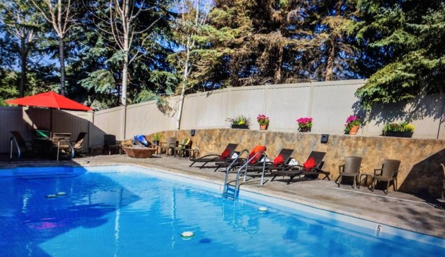 Spacious 3 Bedroom Suite, free parking, heated pool, hot tubs, fitness room.