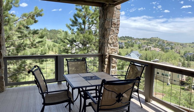 Spacious 3bed Apt Near Red Rocks -Private Deck -Mountain Views - Hike, Bike, Ski