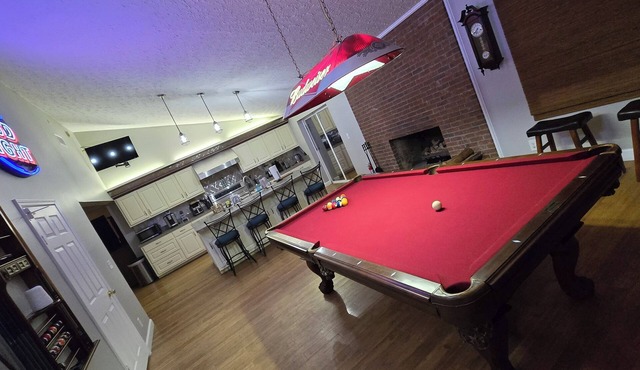 Spacious 4-bedroom house w/gym, pool, WiFi, 8 miles from Ft. Bennings back gate in Fort Mitchell