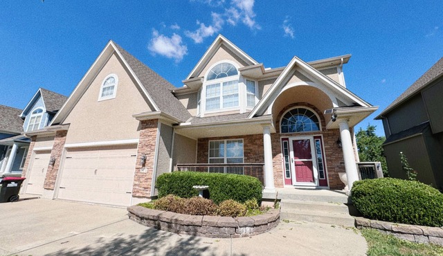 Spacious 4-bedroom house with WiFi and AC in fabulous Lee's Summit in Lee's Summit