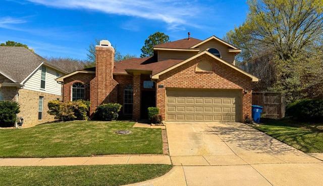 Spacious 4BR Flower Mound Retreat , Media Room, Backyard & Fast Wi-Fi. in Flower Mound