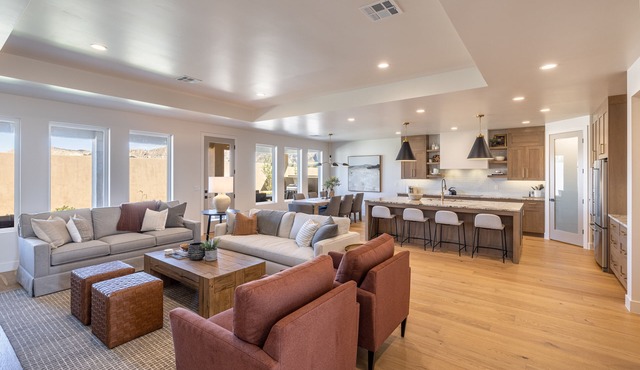 Spacious 4BR Sleeps 10 - w/Firepit, Near Clubhouse