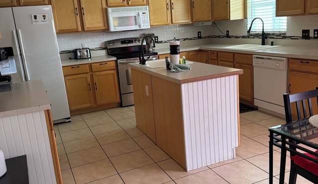 Spacious 5-bedroom house in enjoyable Davenport with AC, WiFi in Davenport