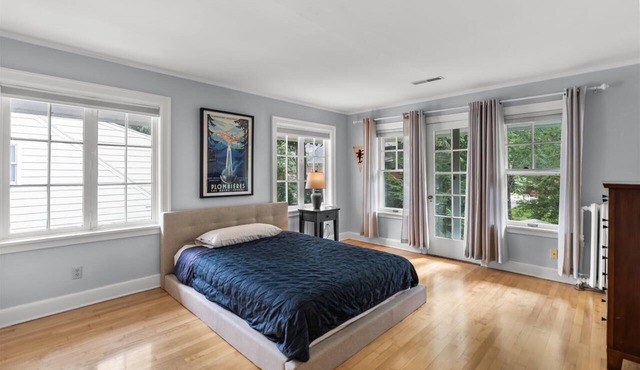 Spacious 5-bedroom house in University Heights/Camp Randall w/3.5 bathrooms in Madison