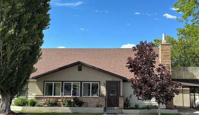 Spacious 6-bedroom house in peaceful Vernal with AC