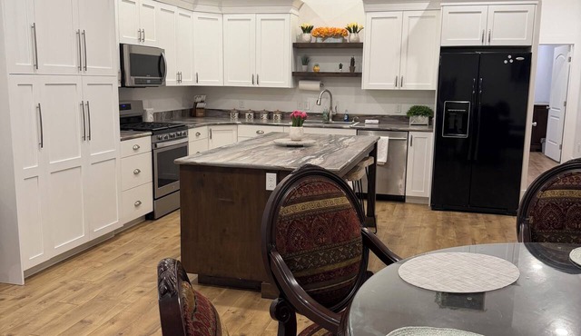 Spacious Barndominium Loft, Sleeps 4, 2 Queen Beds, RV Parking, Newly Updated