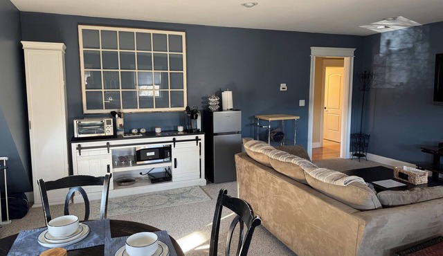 Spacious, Comfortable 1-bedroom sleeps 4 in charming Woburn near Horn Pond in Woburn