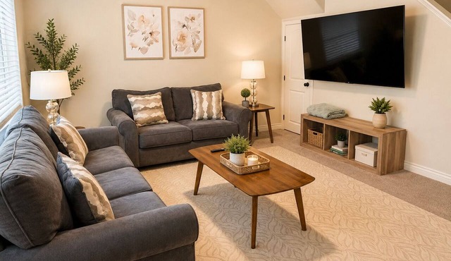 Spacious fully loaded 4-bedroom townhome sleeps 12 freeway access next to BYU