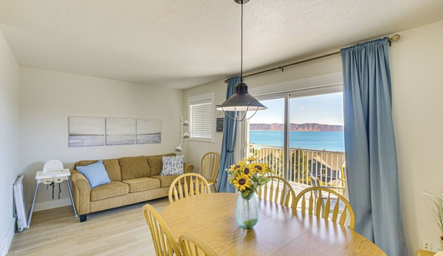 Spacious Garden City Townhome w/Lake Views!