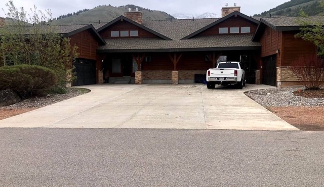 Spacious Golf Course Retreat | 5BR Game Room in Afton