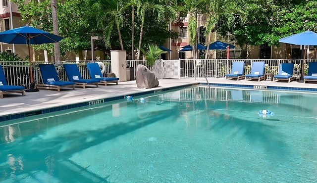 Spacious Good-Value Suite w/Kitchen! FREE Breakfast, Outdoor Pool! in Plantation
