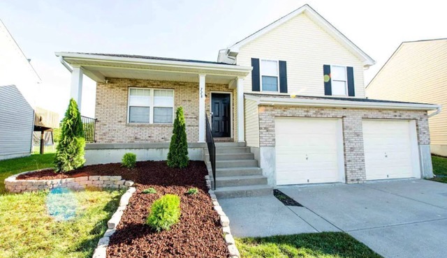 Spacious home, game room. pool table- basketball court. 2 King beds,Free parking in Independence