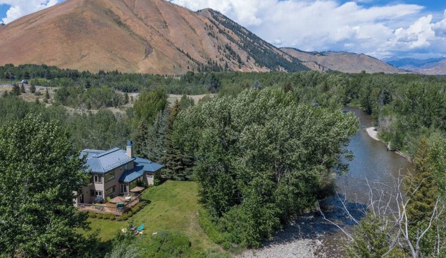 Spacious Home on The River in Hailey