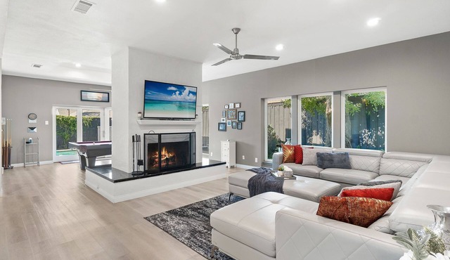 Spacious Home with Heated Pool & Billiard sleep 18 in Dallas
