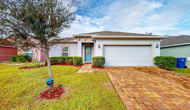 Spacious home with private washer/dryer, WiFi, enclosed yard, and gas grill in Groveland