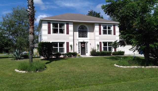 Spacious home with heated pool, near to all amenities in Spring Hill