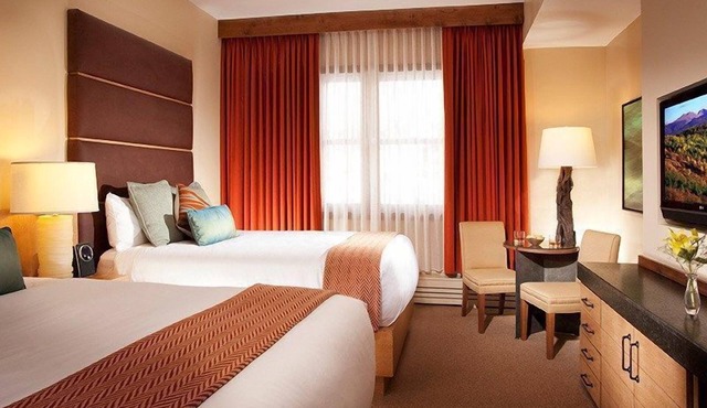 Spacious Lodge Suite + Hot Tub + Pool