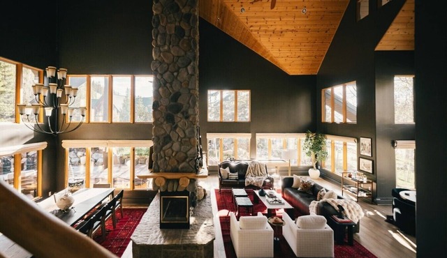 Spacious Lodge with Sauna, Hot Tub & Alpine Recovery Room